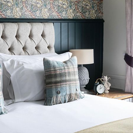 The Fleece At ไซเร็นเซสเตอร์ ภายนอก รูปภาพ A bedroom at The Old Bank Hotel