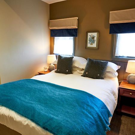 The Fleece At ไซเร็นเซสเตอร์ ภายนอก รูปภาพ A bedroom at the hotel