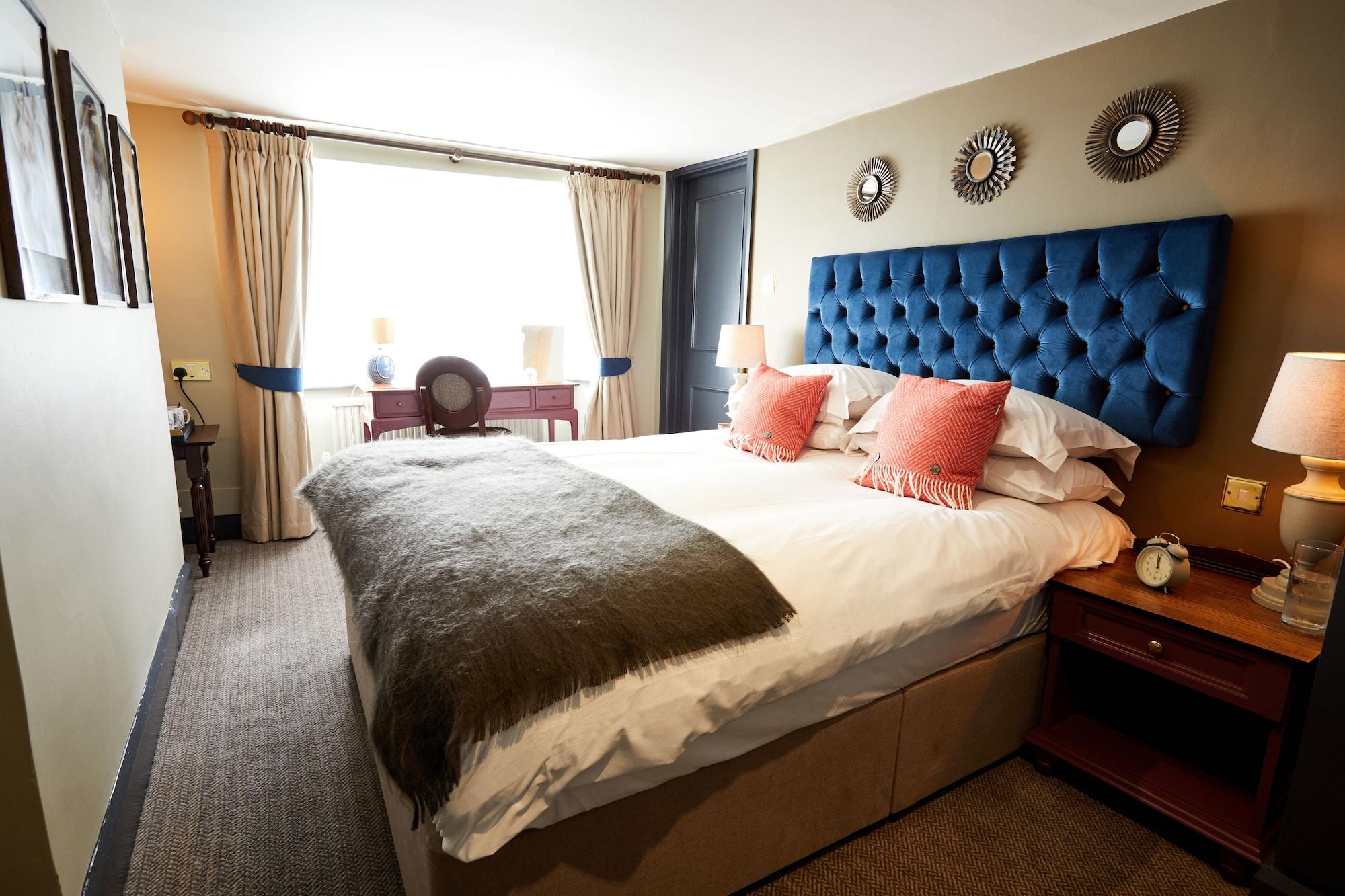 The Fleece At ไซเร็นเซสเตอร์ ภายนอก รูปภาพ A bedroom at the hotel