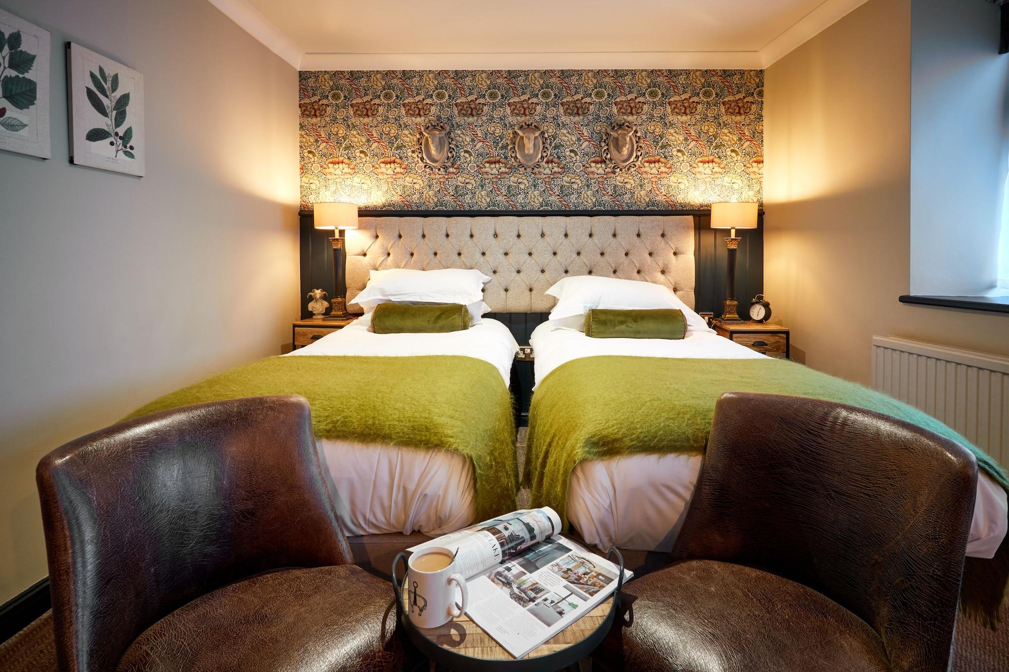 The Fleece At ไซเร็นเซสเตอร์ ภายนอก รูปภาพ A room at The Swan