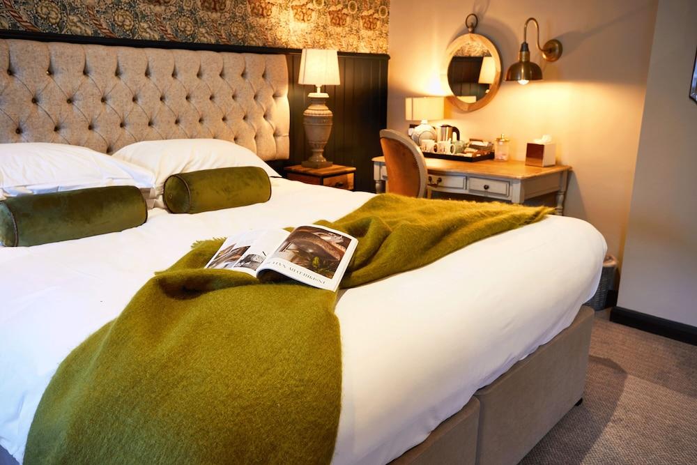 The Fleece At ไซเร็นเซสเตอร์ ภายนอก รูปภาพ A bedroom at The Old parsonage