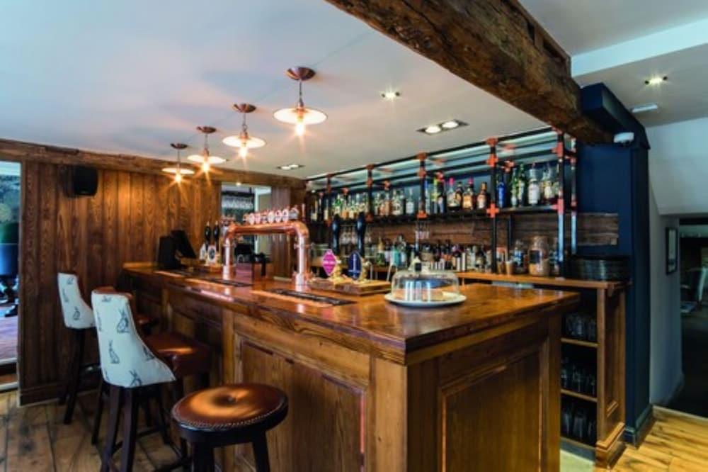 The Fleece At ไซเร็นเซสเตอร์ ภายนอก รูปภาพ The bar at The Old Dispensary