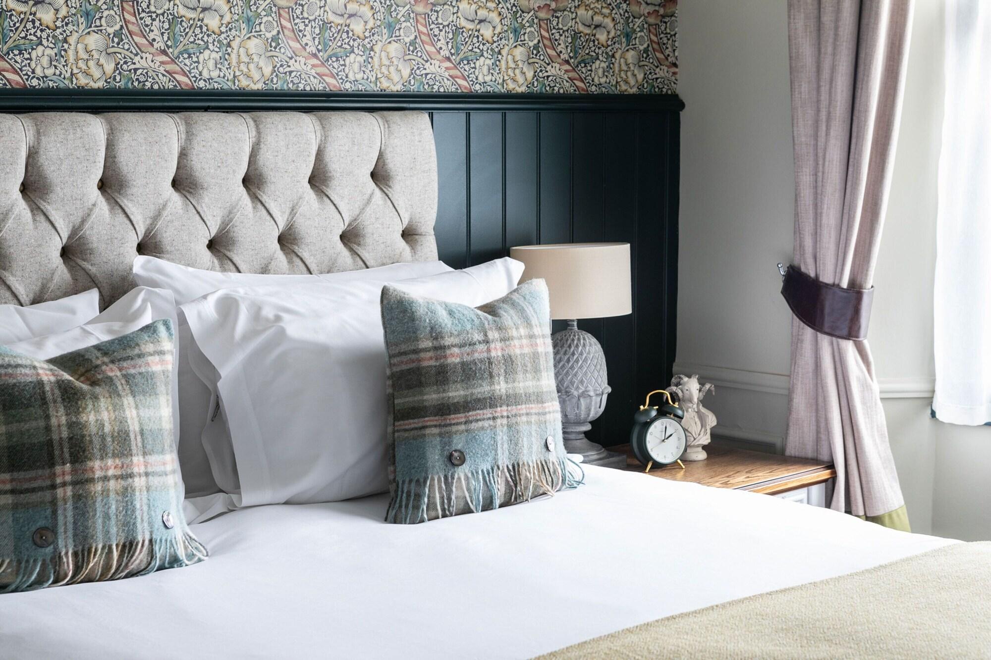 The Fleece At ไซเร็นเซสเตอร์ ภายนอก รูปภาพ A bedroom at The Old Bank Hotel