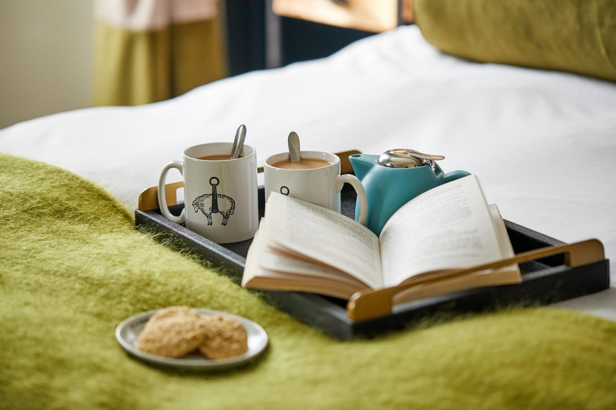The Fleece At ไซเร็นเซสเตอร์ ภายนอก รูปภาพ A room at the hotel