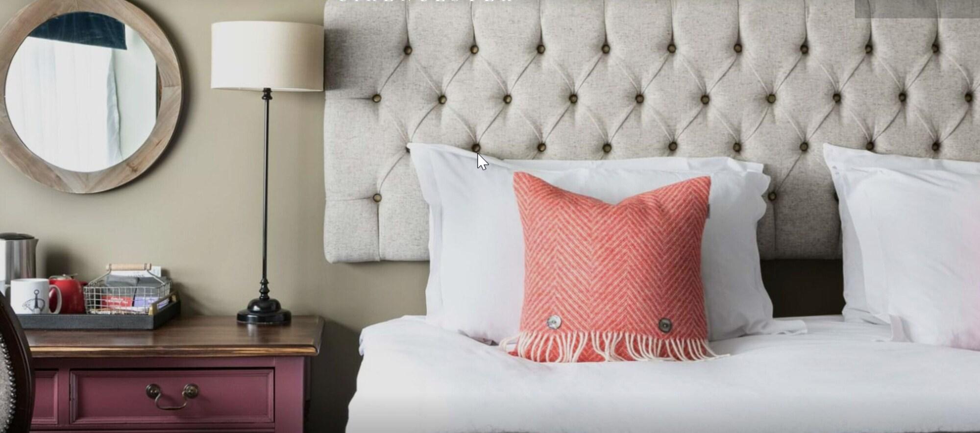 The Fleece At ไซเร็นเซสเตอร์ ภายนอก รูปภาพ A cushion