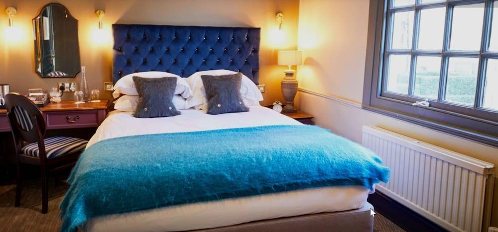 The Fleece At ไซเร็นเซสเตอร์ ภายนอก รูปภาพ A bed with a blue throw