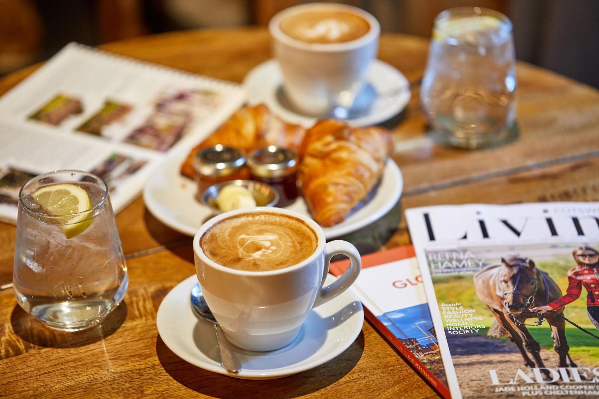 The Fleece At ไซเร็นเซสเตอร์ ภายนอก รูปภาพ A cappuccino