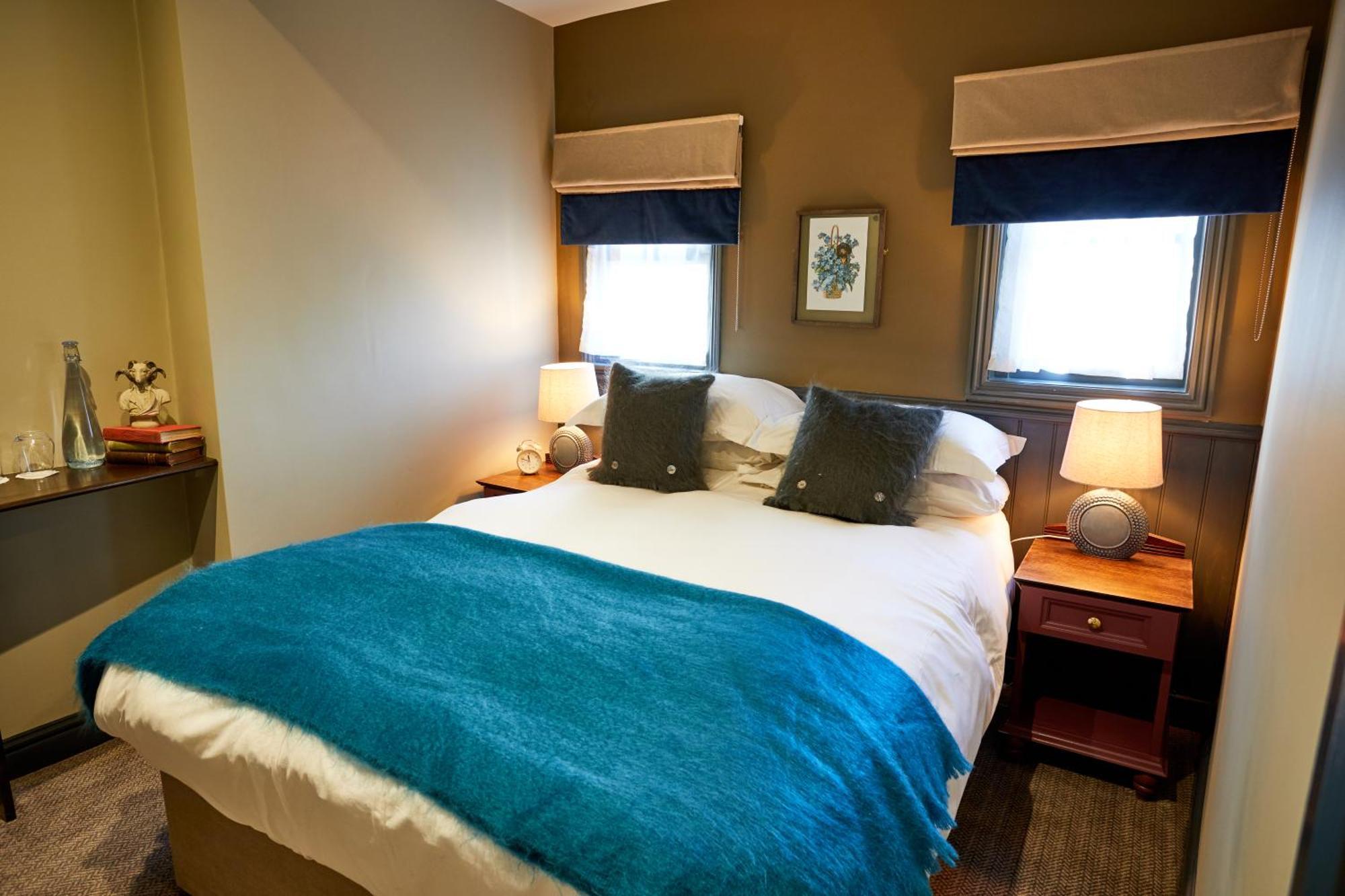 The Fleece At ไซเร็นเซสเตอร์ ภายนอก รูปภาพ A bedroom at the hotel