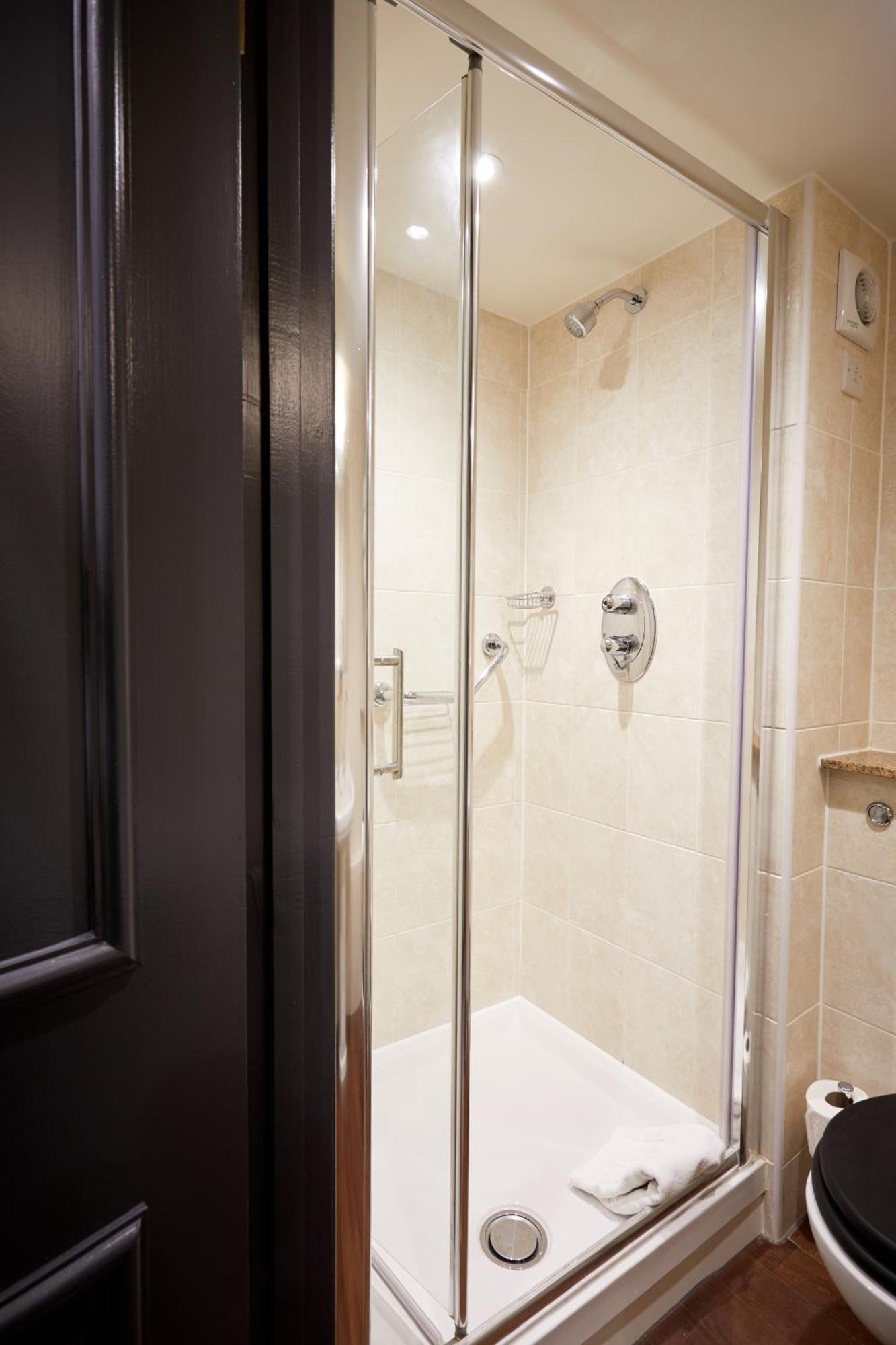 The Fleece At ไซเร็นเซสเตอร์ ภายนอก รูปภาพ A shower enclosure