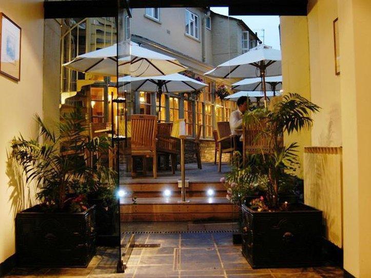 The Fleece At ไซเร็นเซสเตอร์ ร้านอาหาร รูปภาพ The entrance to the restaurant
