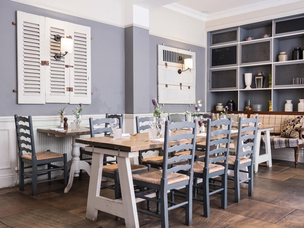 The Fleece At ไซเร็นเซสเตอร์ ภายนอก รูปภาพ The interior of the restaurant