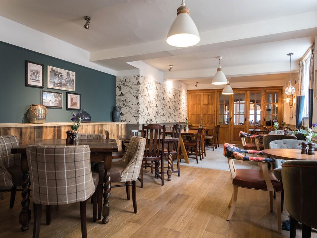 The Fleece At ไซเร็นเซสเตอร์ ภายนอก รูปภาพ The interior of the pub