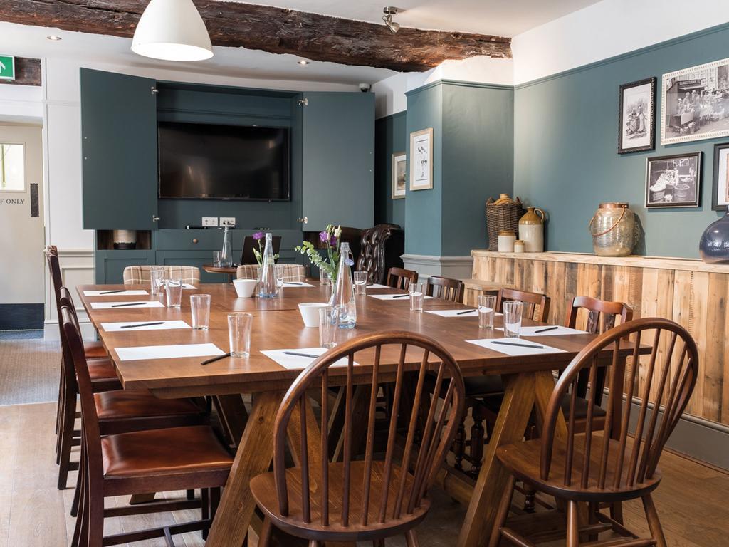 The Fleece At ไซเร็นเซสเตอร์ ภายนอก รูปภาพ The dining room at the Old Parsonage