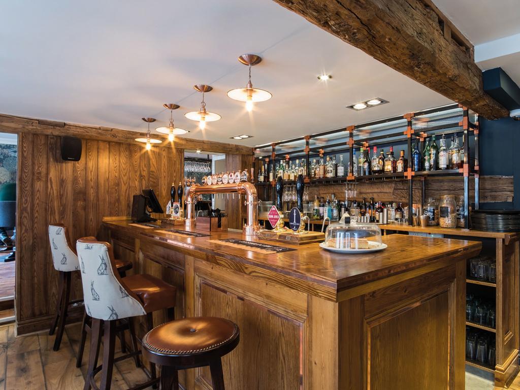 The Fleece At ไซเร็นเซสเตอร์ ภายนอก รูปภาพ The bar at The Old Post Office