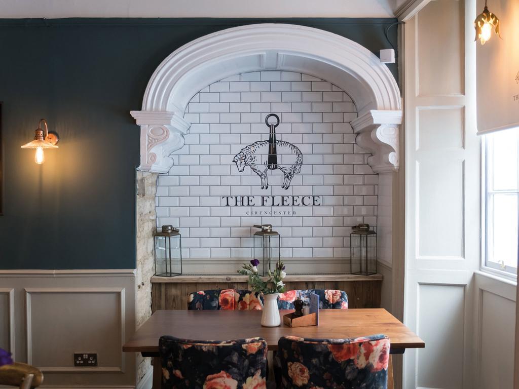 The Fleece At ไซเร็นเซสเตอร์ ภายนอก รูปภาพ The Fleet Inn