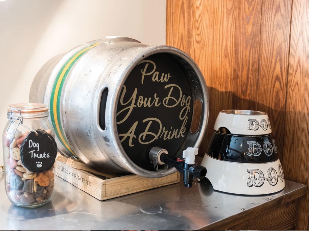 The Fleece At ไซเร็นเซสเตอร์ ภายนอก รูปภาพ Dog beer at the Dog & Duck