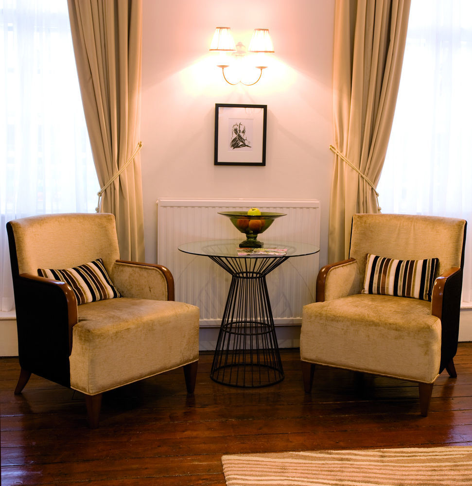 The Fleece At ไซเร็นเซสเตอร์ ภายนอก รูปภาพ A pair of club chairs