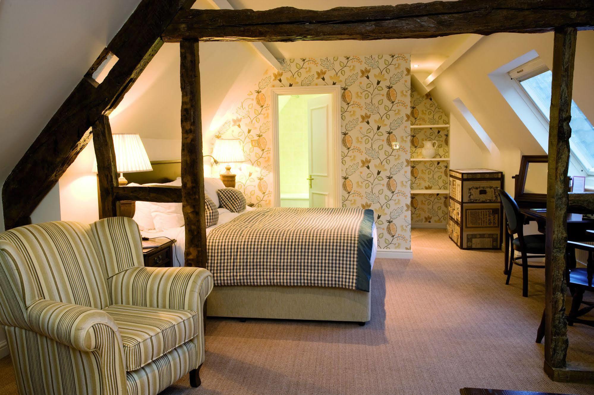 The Fleece At ไซเร็นเซสเตอร์ ภายนอก รูปภาพ A room at the hotel