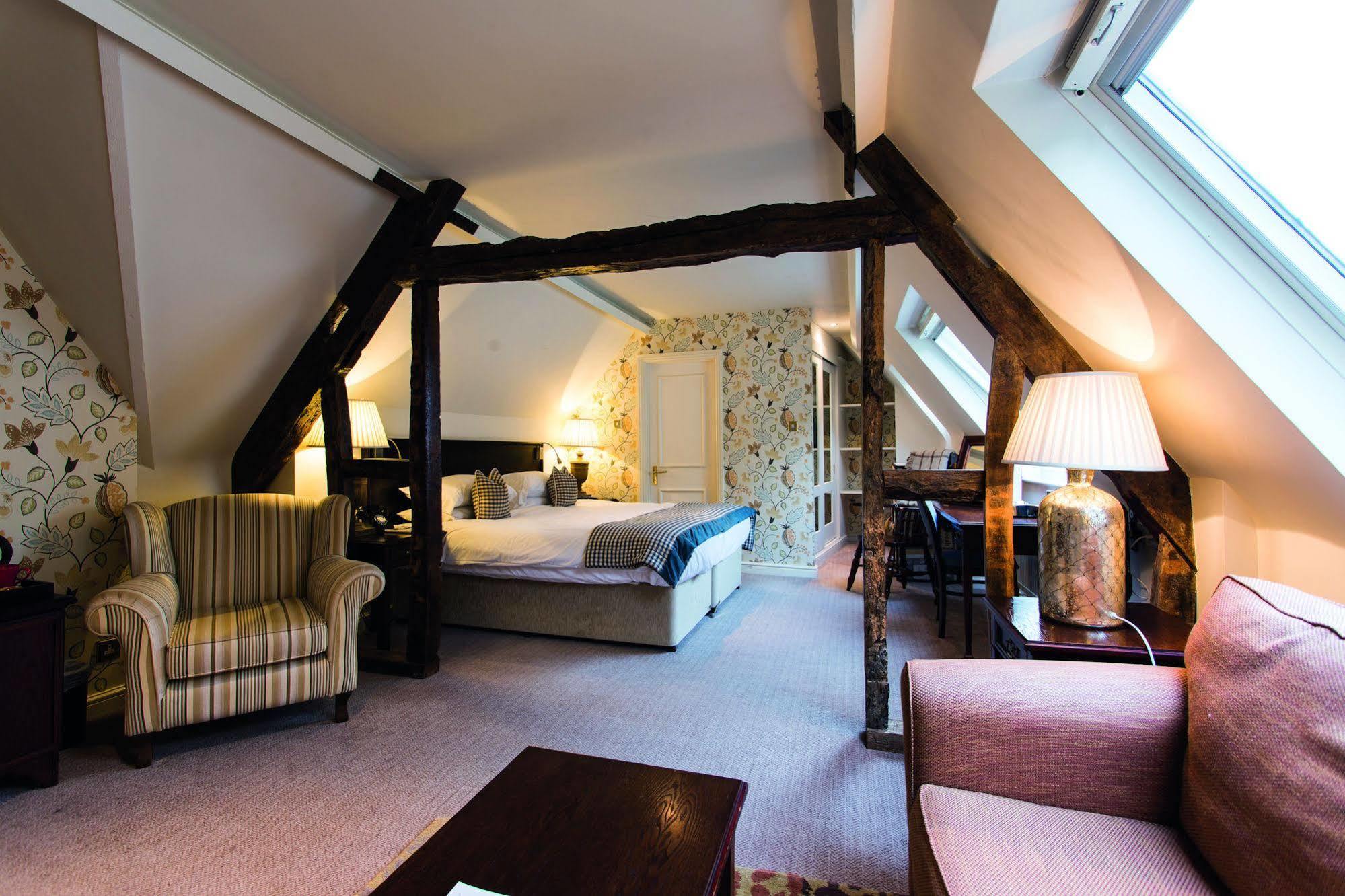 The Fleece At ไซเร็นเซสเตอร์ ภายนอก รูปภาพ A suite at the hotel