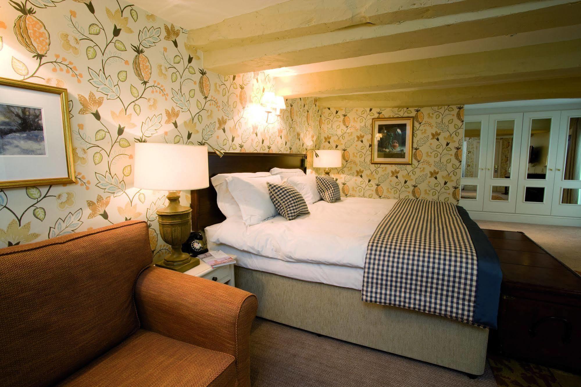 The Fleece At ไซเร็นเซสเตอร์ ภายนอก รูปภาพ A bedroom at the hotel
