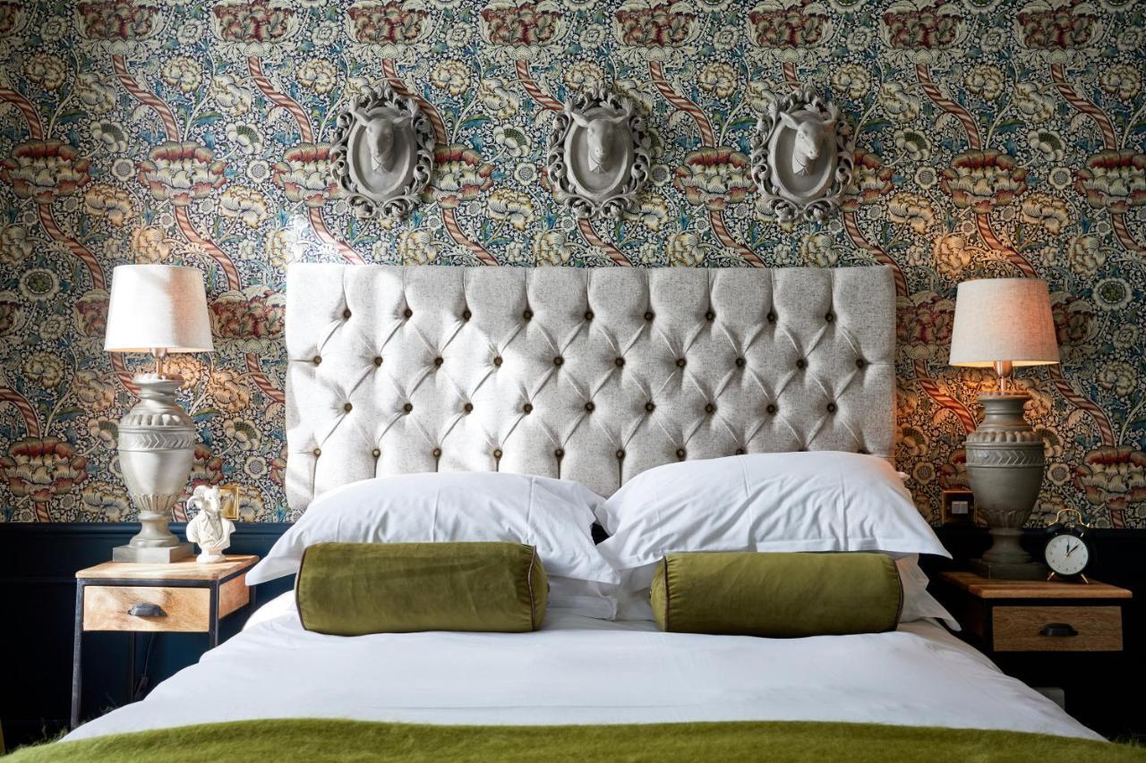 The Fleece At ไซเร็นเซสเตอร์ ภายนอก รูปภาพ A bedroom at The Ivy Hotel