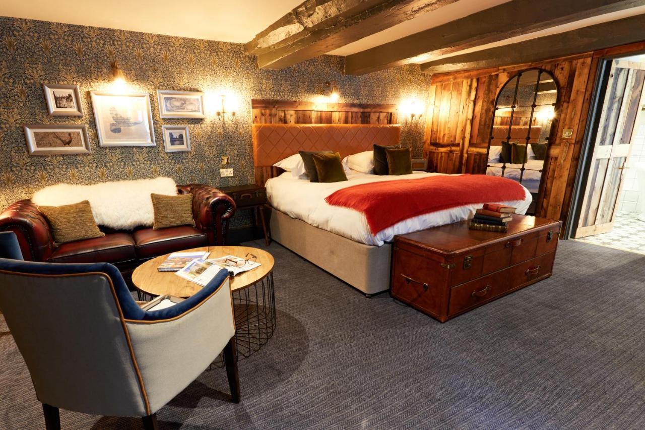The Fleece At ไซเร็นเซสเตอร์ ภายนอก รูปภาพ The hotel's interior