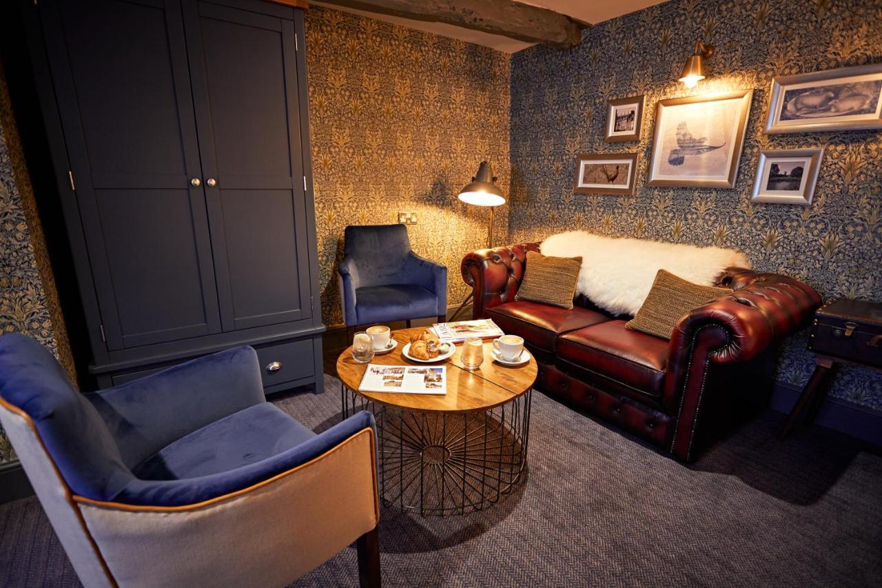 The Fleece At ไซเร็นเซสเตอร์ ภายนอก รูปภาพ The lounge at the station