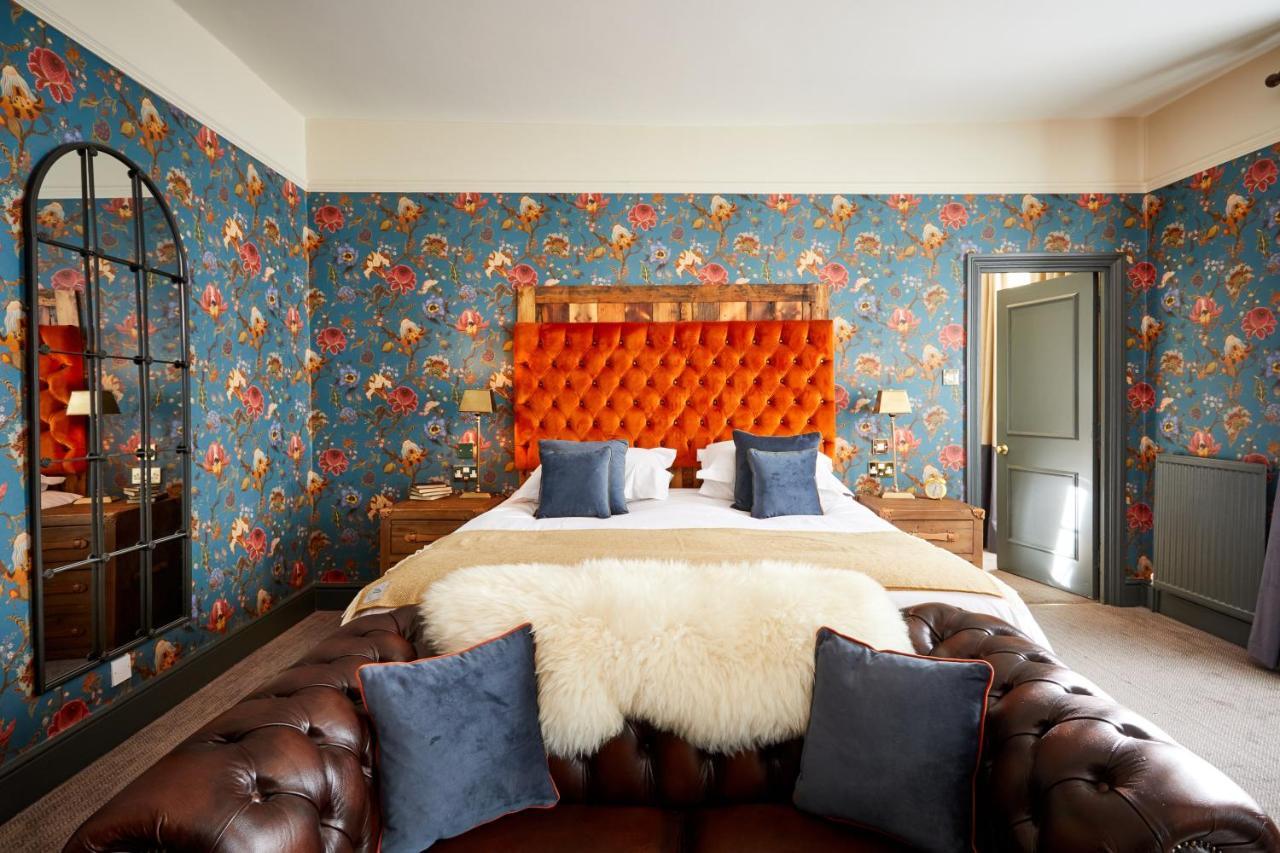 The Fleece At ไซเร็นเซสเตอร์ ภายนอก รูปภาพ The bedroom at The Mitre
