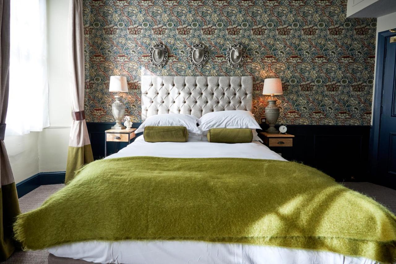 The Fleece At ไซเร็นเซสเตอร์ ภายนอก รูปภาพ A bedroom at the hotel