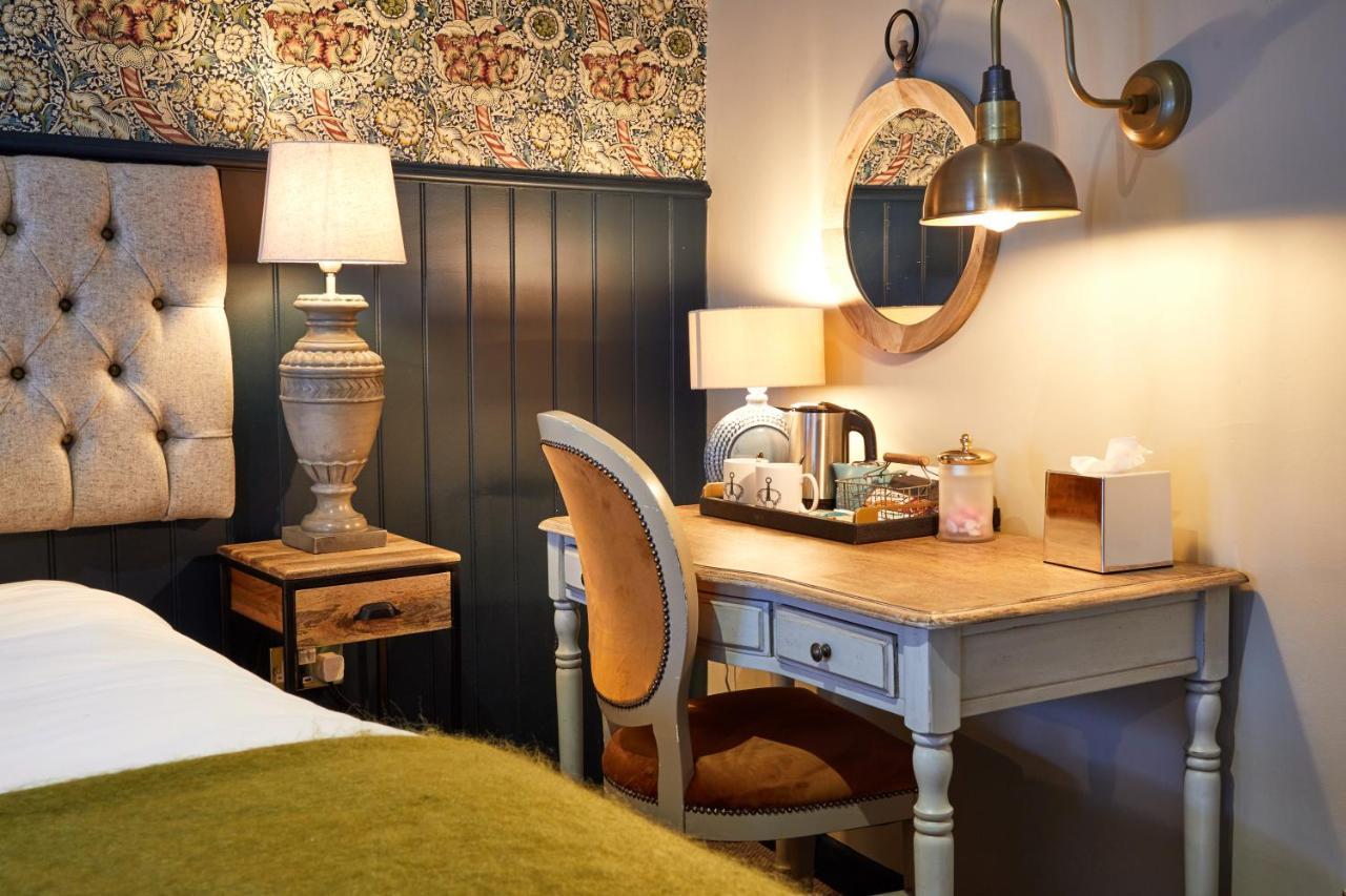 The Fleece At ไซเร็นเซสเตอร์ ภายนอก รูปภาพ A room at the hotel