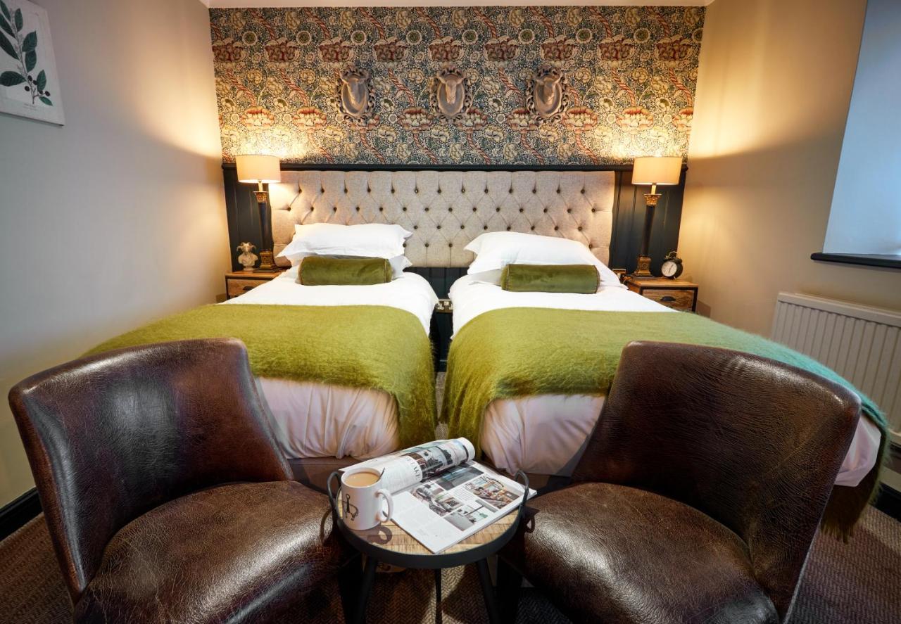 The Fleece At ไซเร็นเซสเตอร์ ภายนอก รูปภาพ A room at The Old Bank Hotel