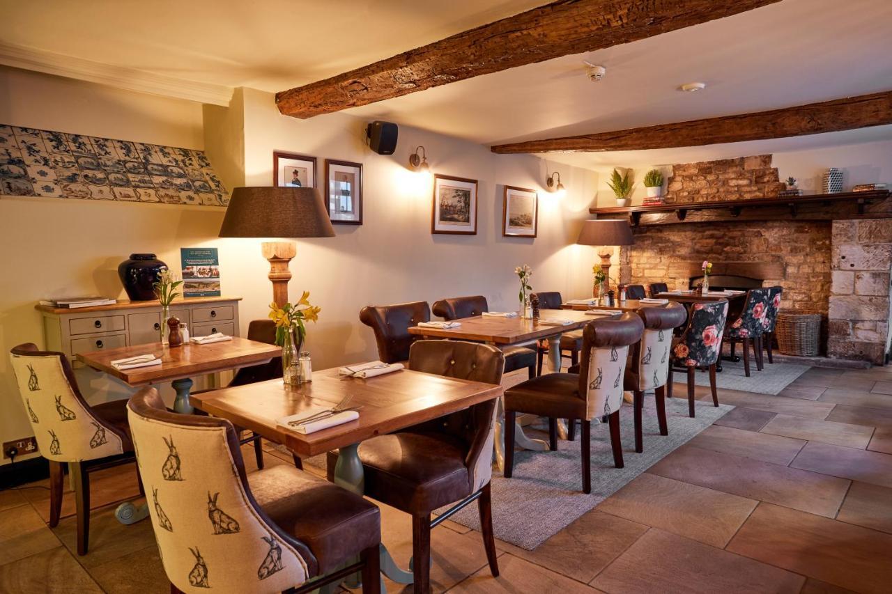 The Fleece At ไซเร็นเซสเตอร์ ภายนอก รูปภาพ The interior of the restaurant