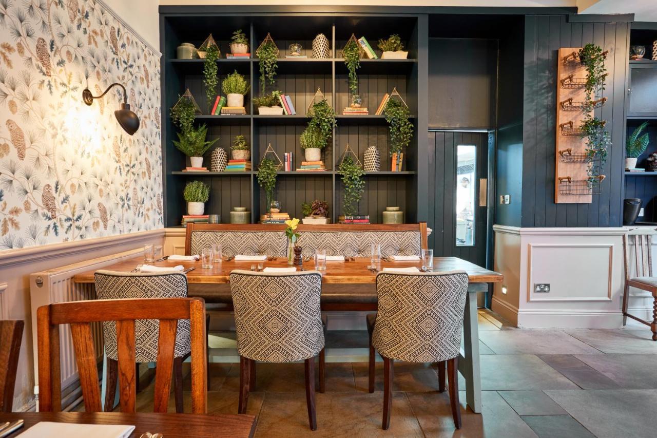 The Fleece At ไซเร็นเซสเตอร์ ภายนอก รูปภาพ The interior of the restaurant