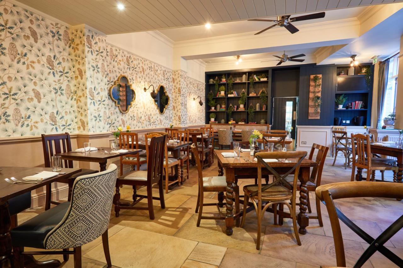 The Fleece At ไซเร็นเซสเตอร์ ภายนอก รูปภาพ The interior of the restaurant