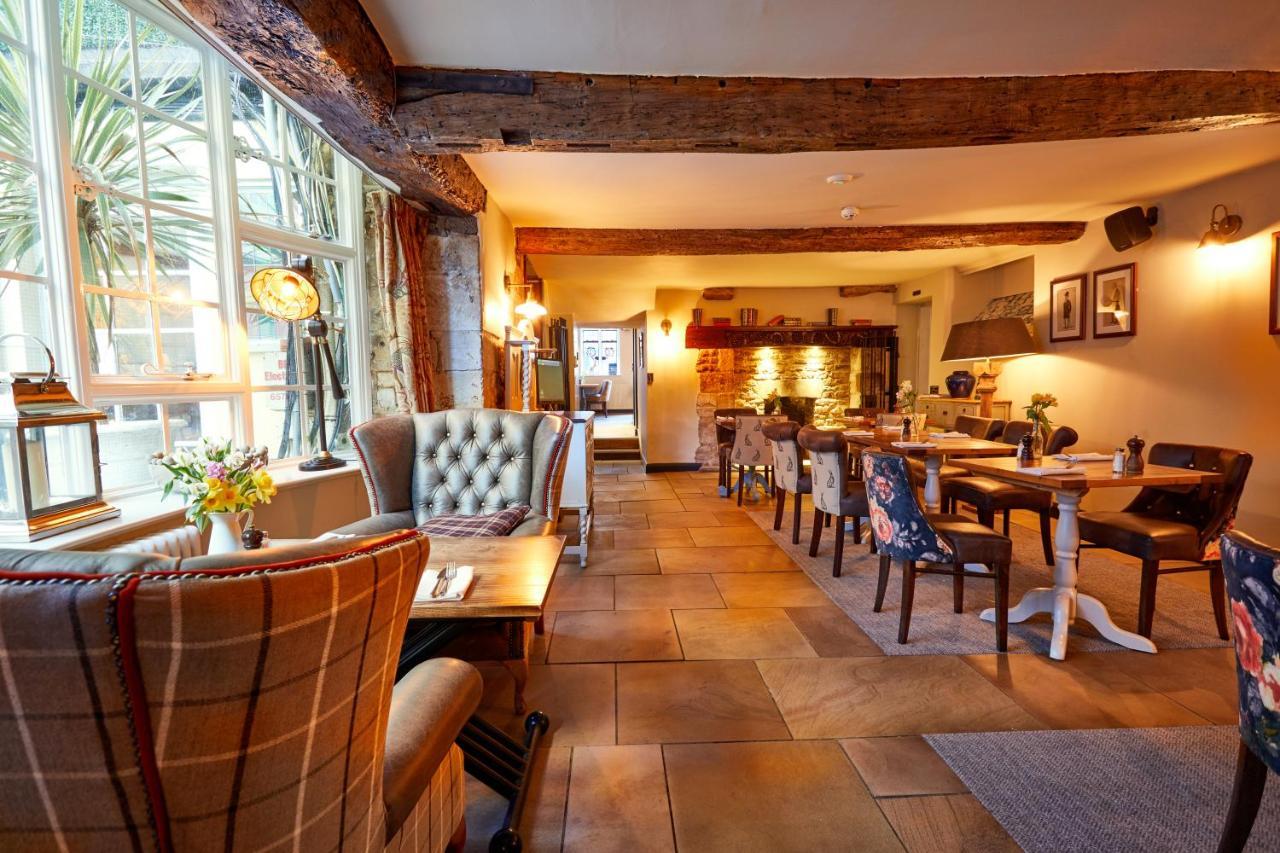 The Fleece At ไซเร็นเซสเตอร์ ภายนอก รูปภาพ The interior of the restaurant